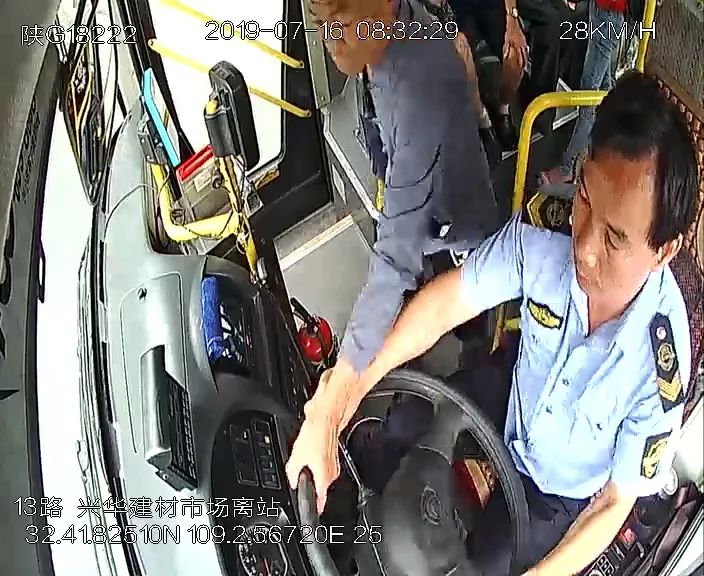 视频曝光安康首例乘客抢夺公交车方向盘事件