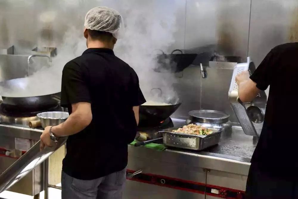 牢记使命】伏天七月小编带您走进"烧烤"模式下的职工餐饮中心后厨