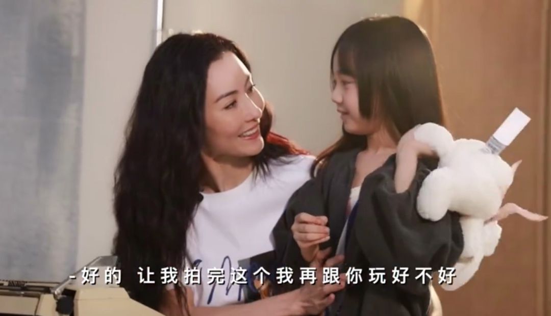 原创张柏芝更喜欢女儿送纪美伊礼物出手阔绰两人同框频繁送拥抱