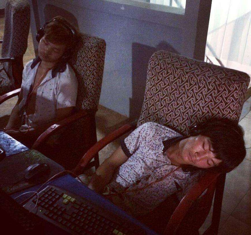 网吧年轻老板挑衅全网肝帝 满足条件包吃住免费上网一年 三和大神 把