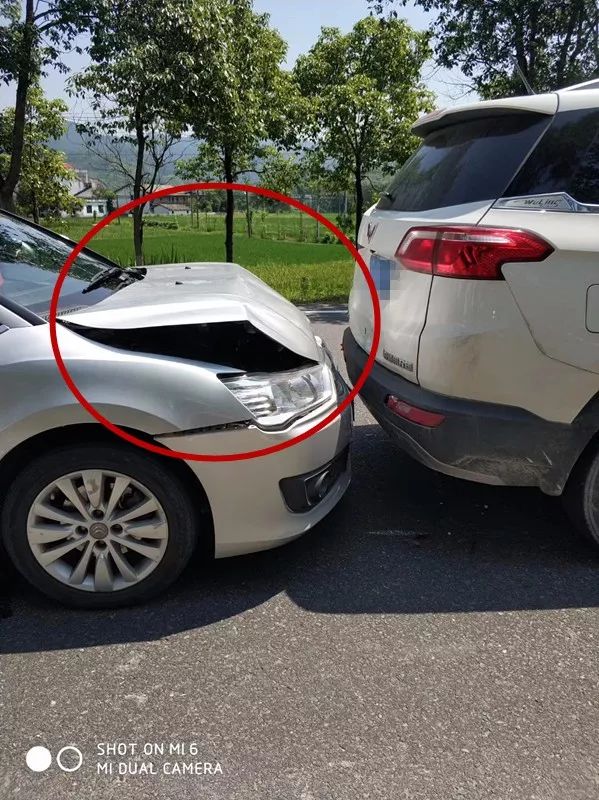 吉安发生六车追尾事故,中间的车竟成了这幅模样.