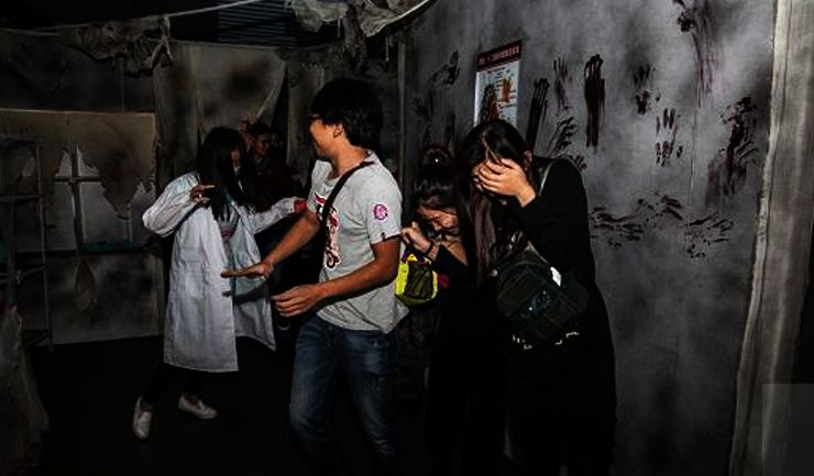 一定要注意周围的环境哟,npc都和整座鬼屋融为一体场景逼真,角色扮演