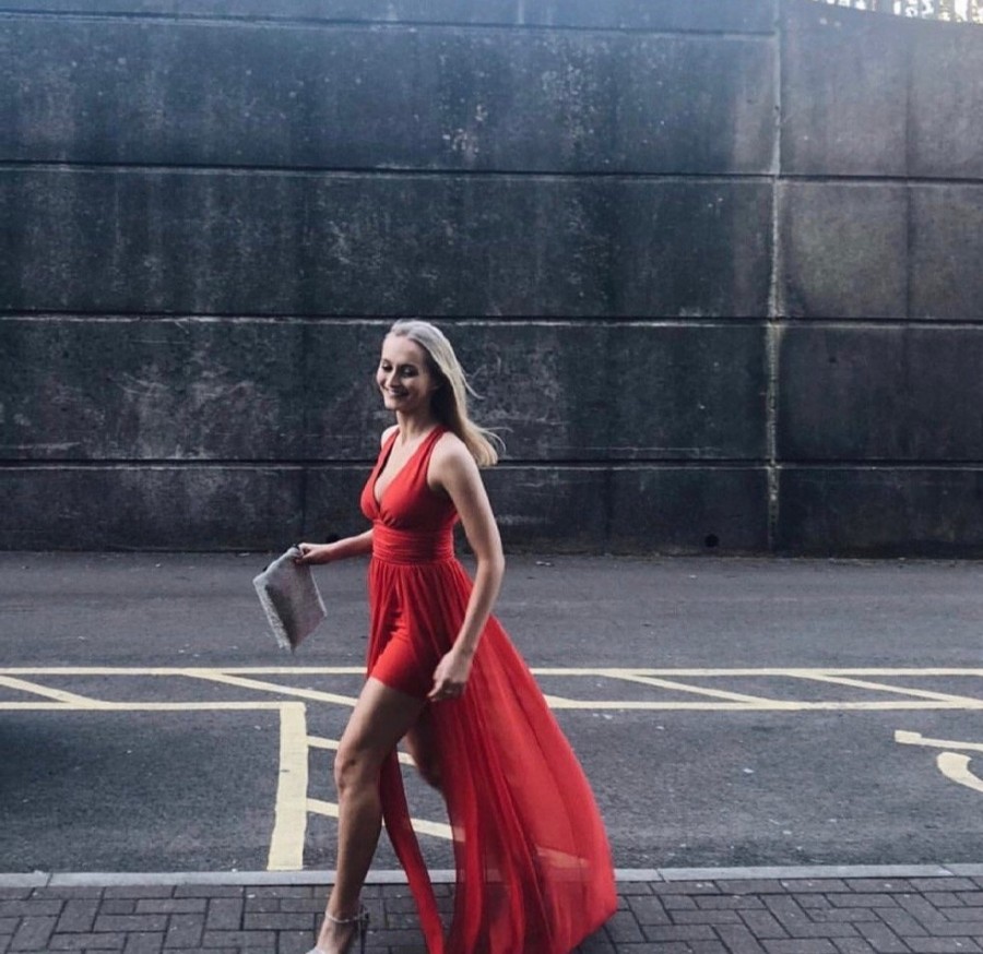 原创荷兰弟女友曝光!同穿黑紧身t恤热恋气息浓,芭蕾舞者女友气质超绝