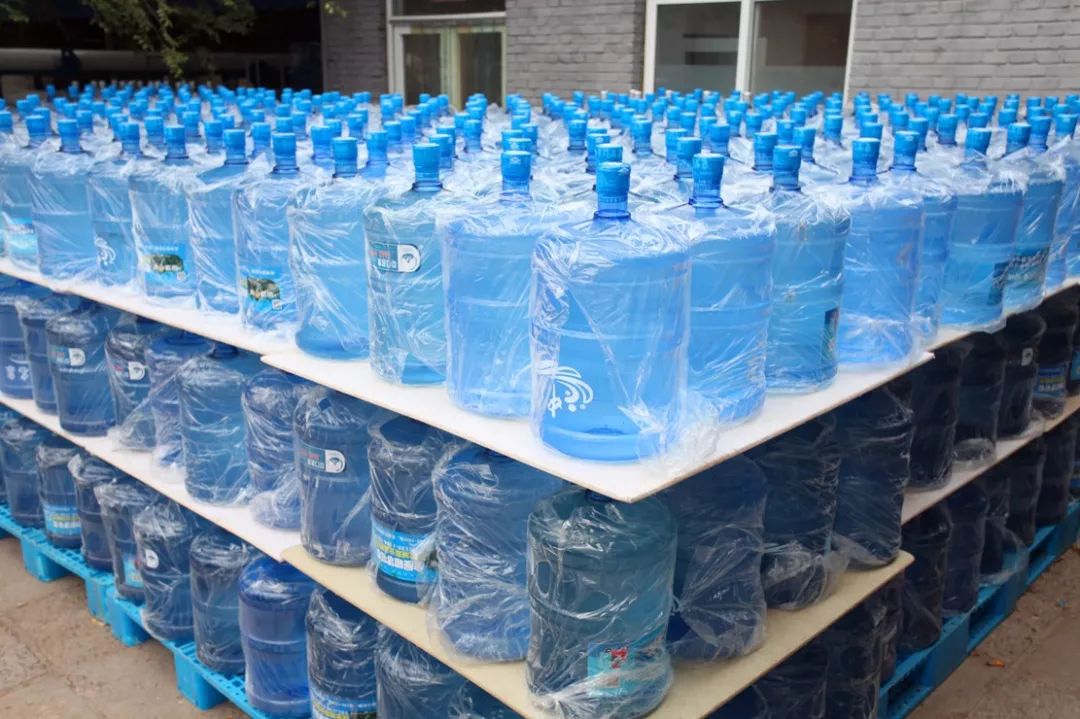 门头沟矿泉水厂免费送桶装水40斤一桶拎起来就走