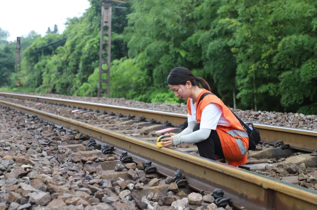 正矢检查工具:弦线,钢直尺人员配置:4人目的:检查曲线平顺度轨向检