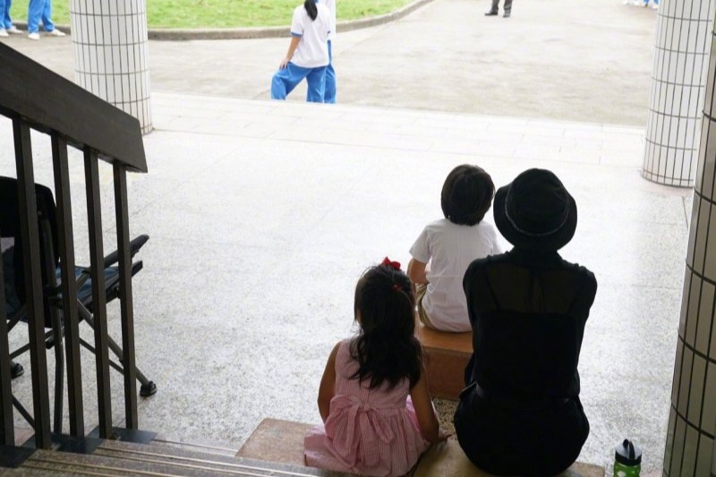 孙俪晒儿女背影照穿黑衣和儿女并排坐有爱邓超新片惹儿子吃醋