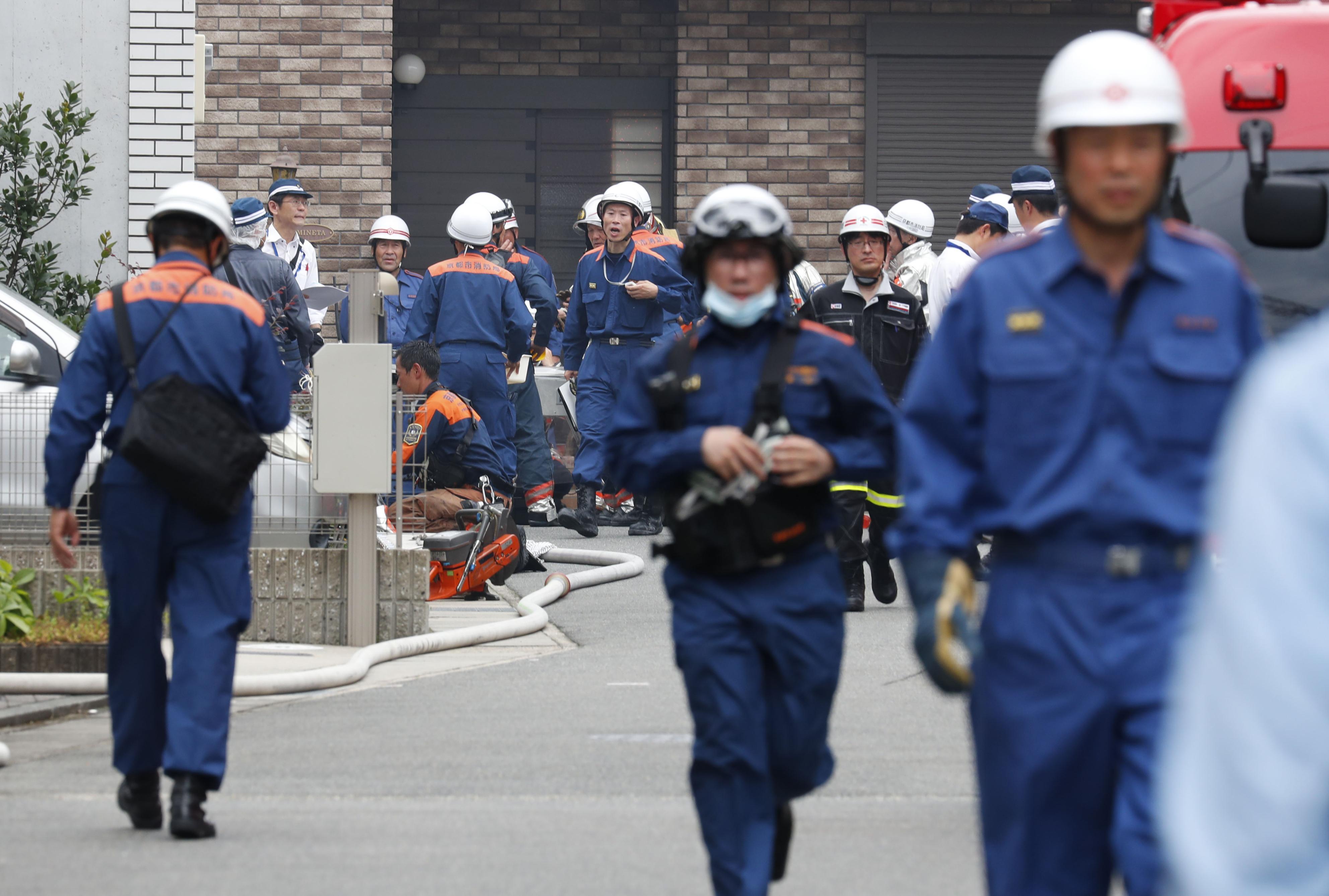 7月18日,消防员在日本京都火灾现场附近工作.