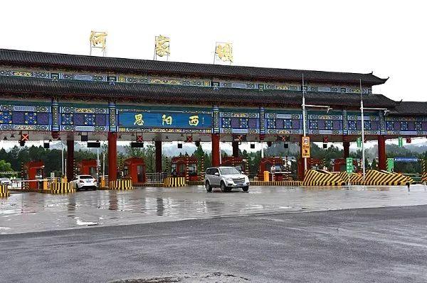 匝道收费站1处,收费车道数12条大桥3座409m,中桥1座57m设计时速为主线