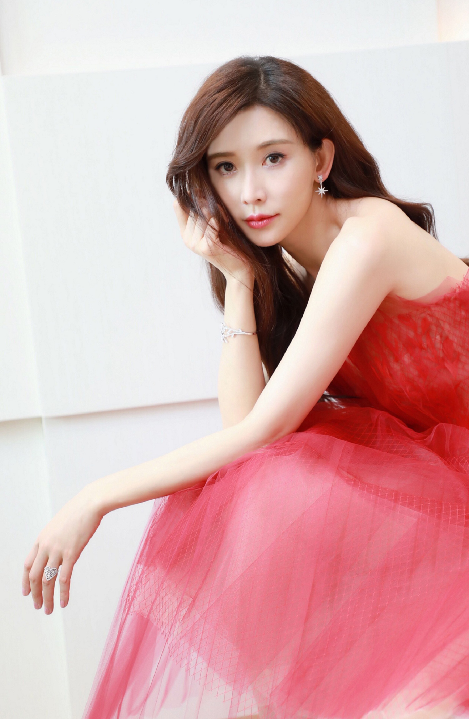 林志玲活动宣传美照,身着一袭红色纱裙优雅迷人