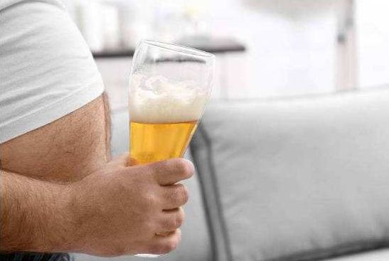 啤酒肚真的是喝啤酒喝出来的?难看又危险,三招帮你消灭大肚腩