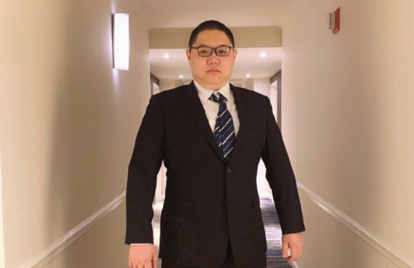 斗鱼上市了!旭旭宝宝和pdd齐来祝贺,反被网友调侃:穿的像保安