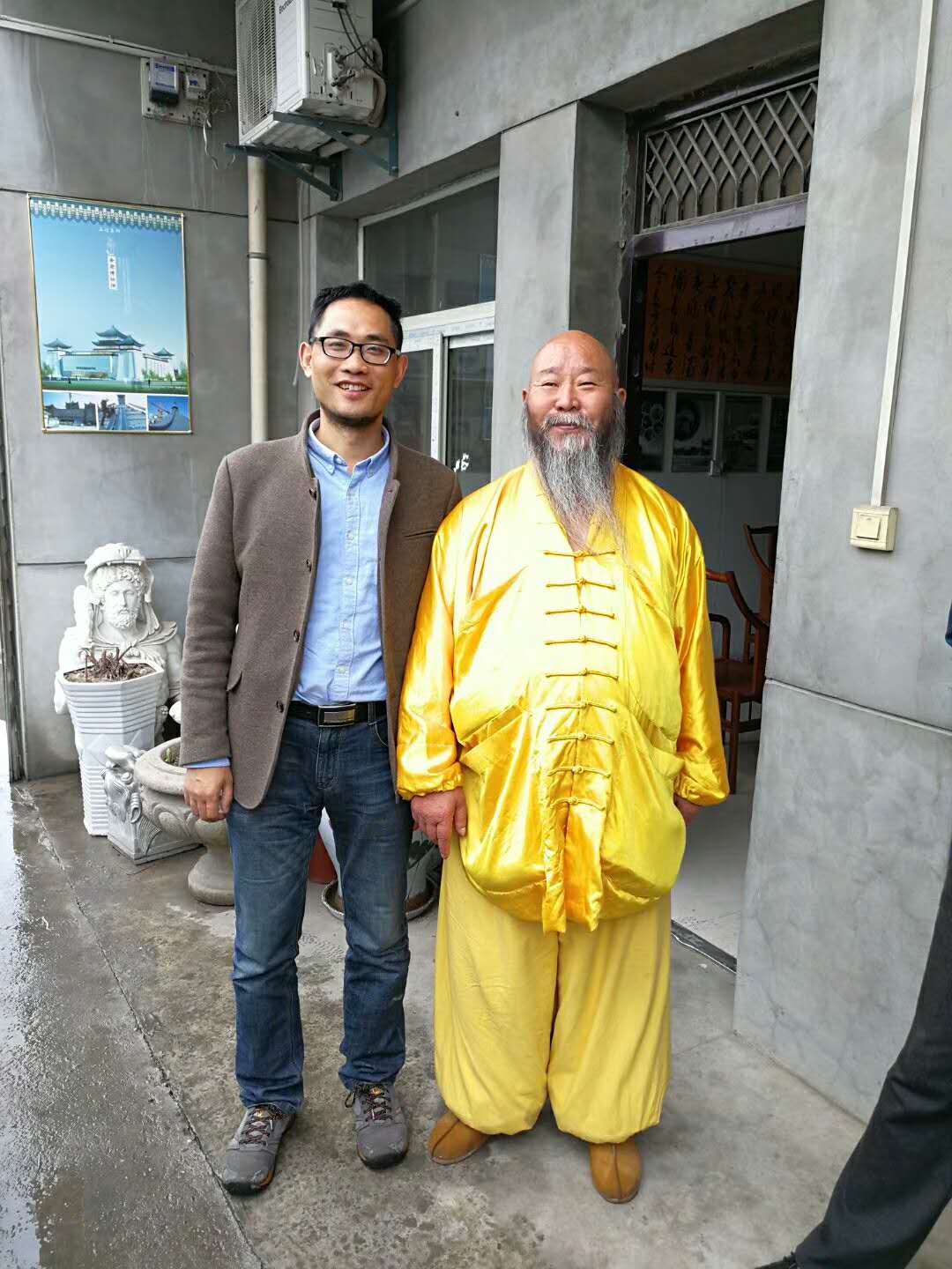 左边为东申瓦业创始人詹先生;右边为终南山普光大师终南山普光和尚:上