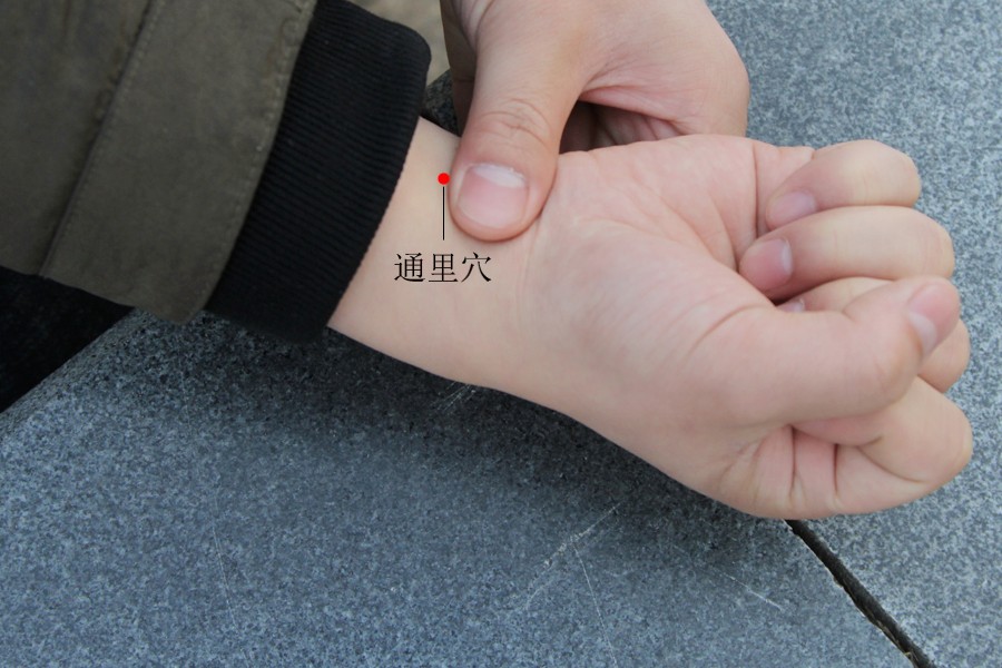 中医养生:手臂内侧有三个护心穴_心经