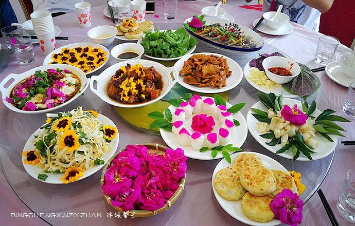 香草河花溪谷的鲜花宴,好看又好吃,尤其是鲜花饼,绝对可以和云南的