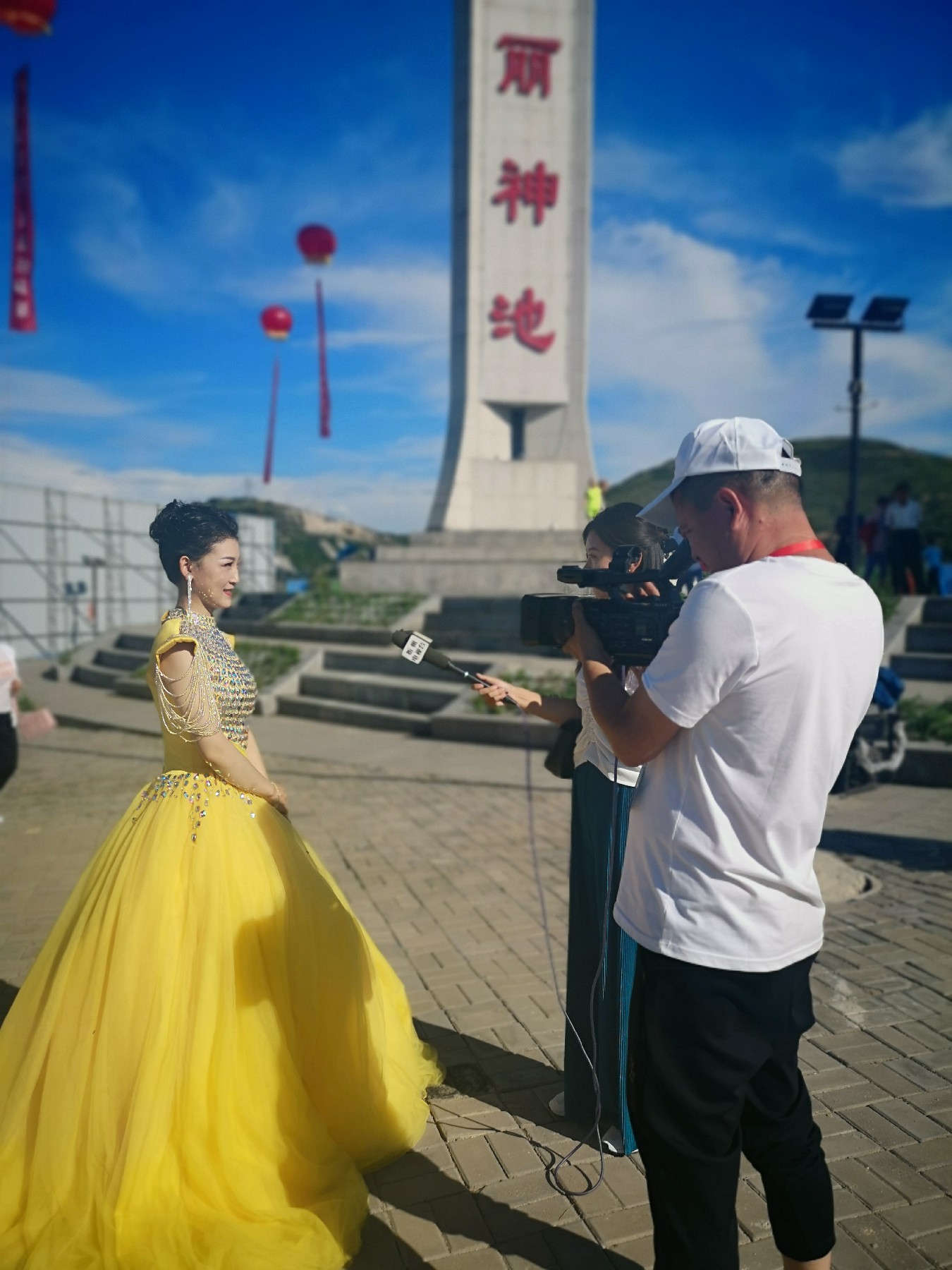 神池籍青年歌手李爱回家乡用歌声向二靑会献礼