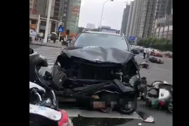 3死10伤常州奔驰事故肇事者称头晕吐带血白沫网友唬谁呢