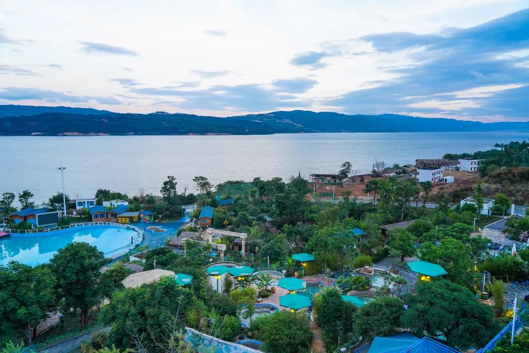 餐:早餐,晚餐早餐后驱车过昆明抵达阳宗海入住酒店,后前往温泉水公园