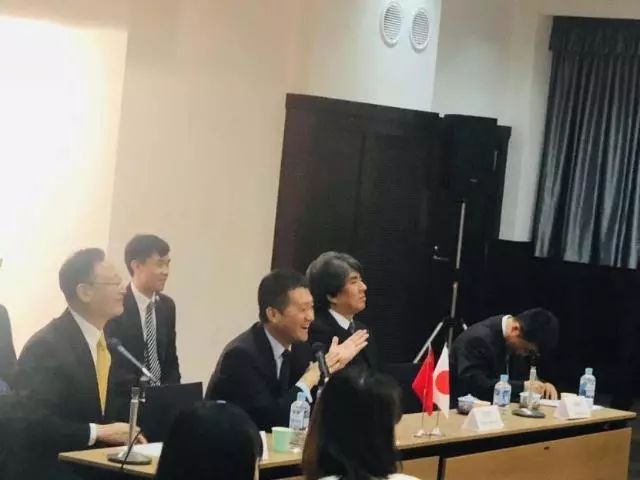 陆慷卸任外交部发言人网友舍不得霸气温柔都5颗星的男神