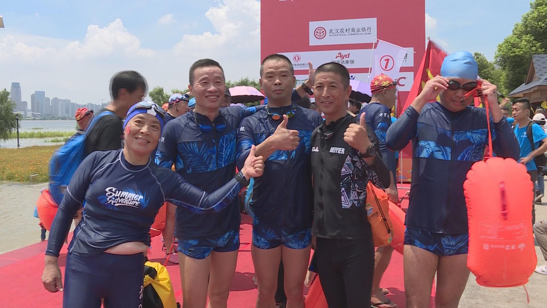 阳新县游泳协会路雁江张飞跃716在武汉横渡长江