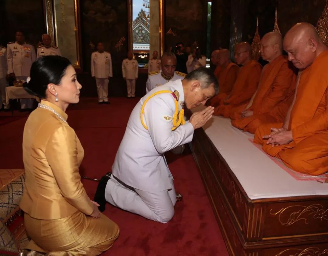 泰国国王亲自给玉佛擦身体力透支满头大汗王后跪身旁却很轻松