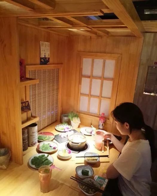 武汉版孤独的美食家一人食餐厅在街头流行一个人吃饭不丢脸