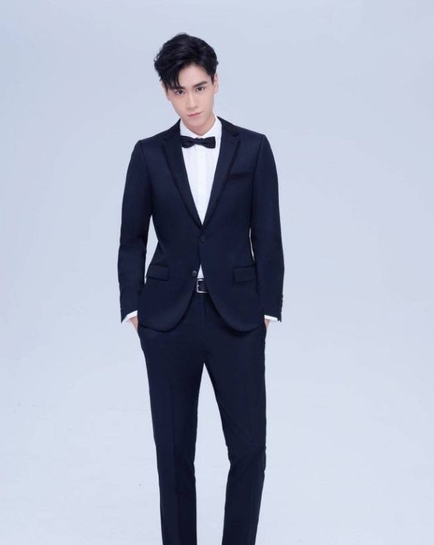 吴白胡一天的穿搭打扮帅气干练粉色上衣尽显青春活力