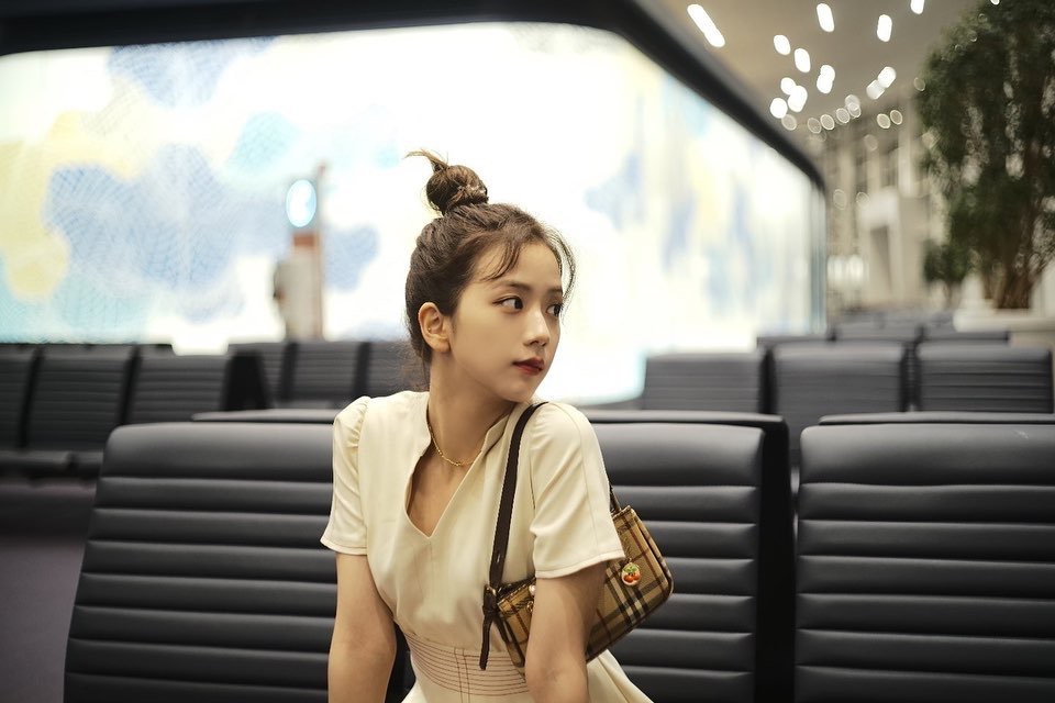 24岁jisoo首次高扎丸子头穿1000连衣裙甜美减龄配宛如小仙女