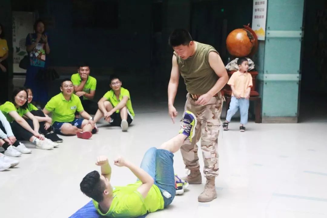 们准备了一系列的课程内容,包括:境外常见安全问题,实景模拟绑架劫持