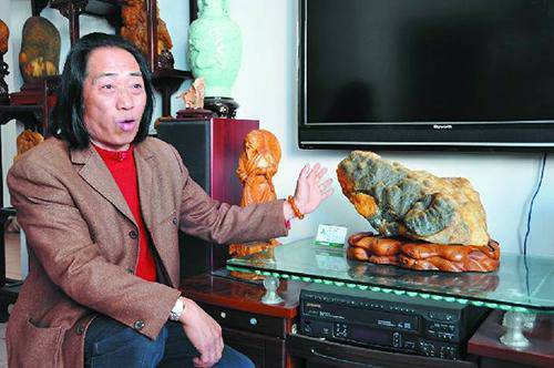 农妇洗衣时在河边捡到一块奇石专家鉴定可以换套房子组团捡石头去