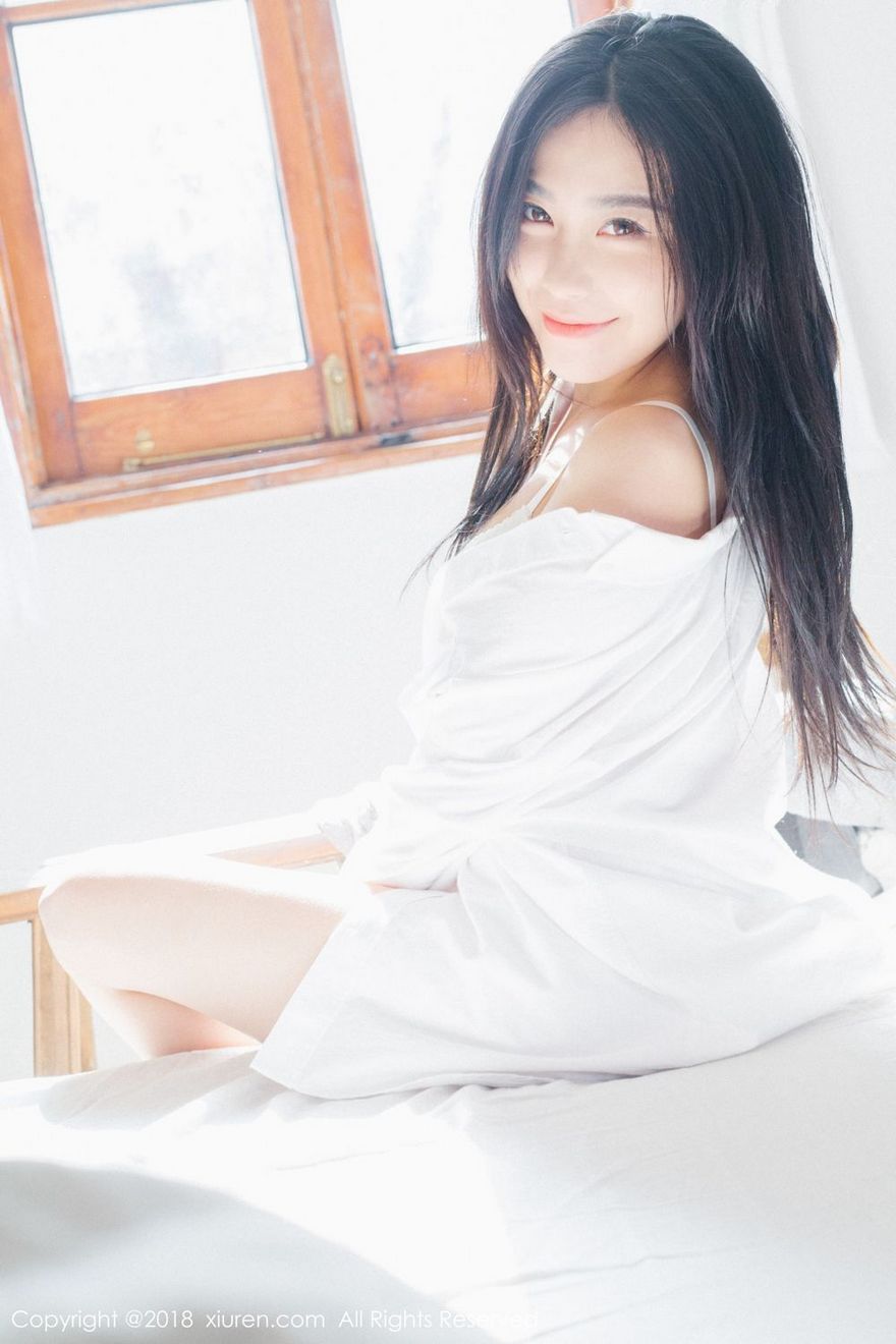 清纯长发女神许诺白衬衫露美玉肌肤真空写真