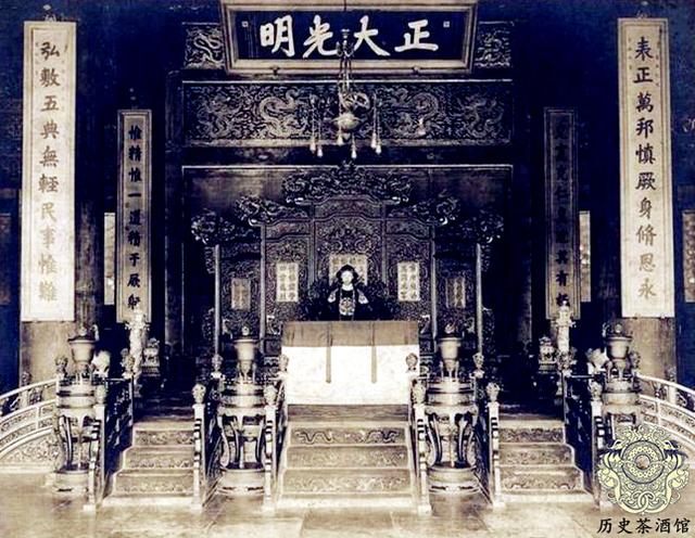 溥仪登基时的大清已经是摇摇欲坠,国内起义此起彼伏,终于在1912年被