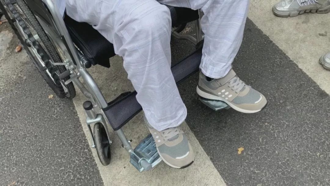特区新闻调查丨出租车司机不载你们这种坐轮椅的老人很正常