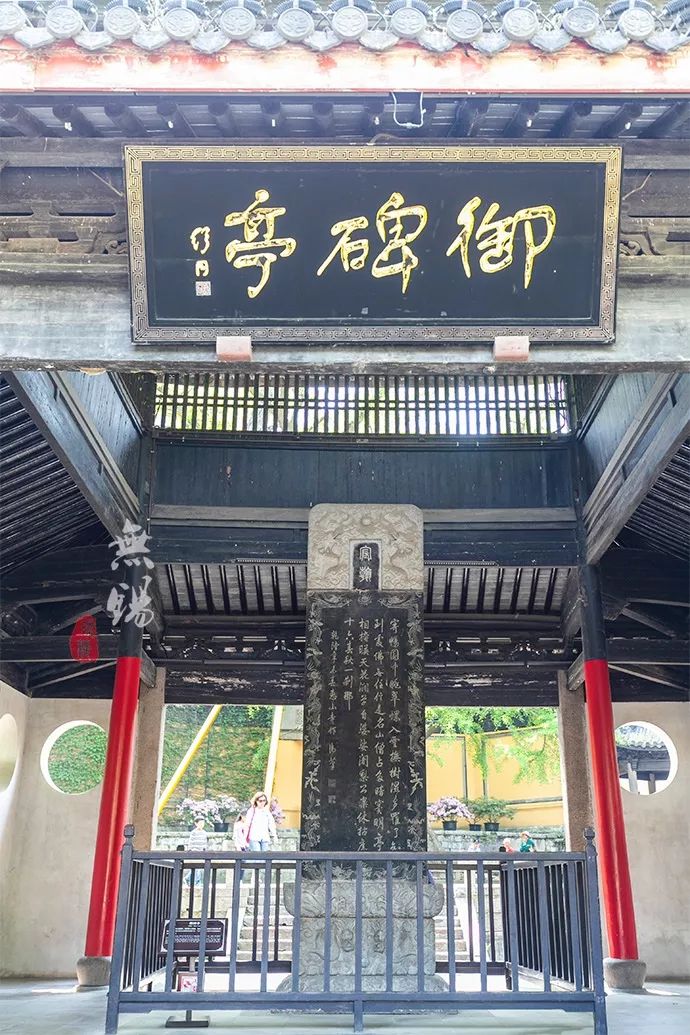 乾隆皇帝为惠山寺题额,地方官员就将他的墨宝保留下来,并建造碑亭作为