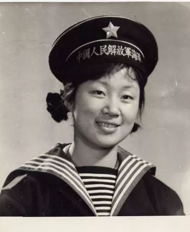 海魂衫的流行是60年代中期,我爸去北京出差,看见京城街头的年轻人和