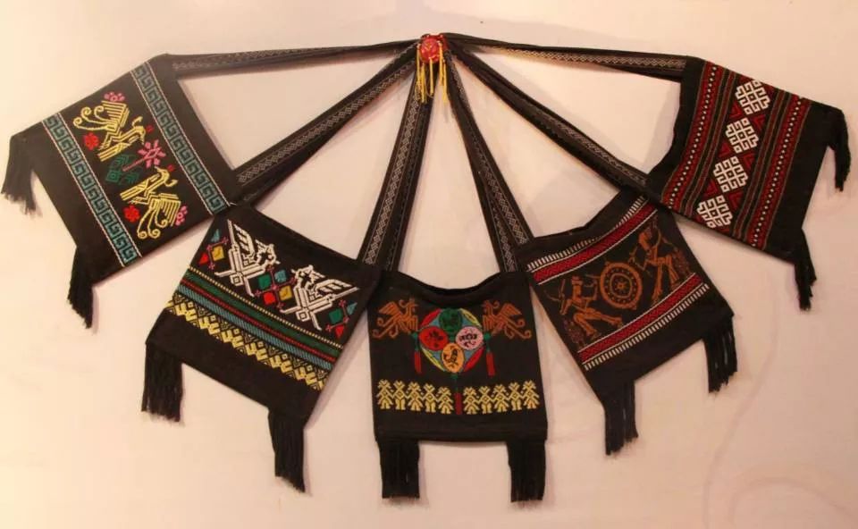 大学生组团来到宾阳了解咱们壮锦文化