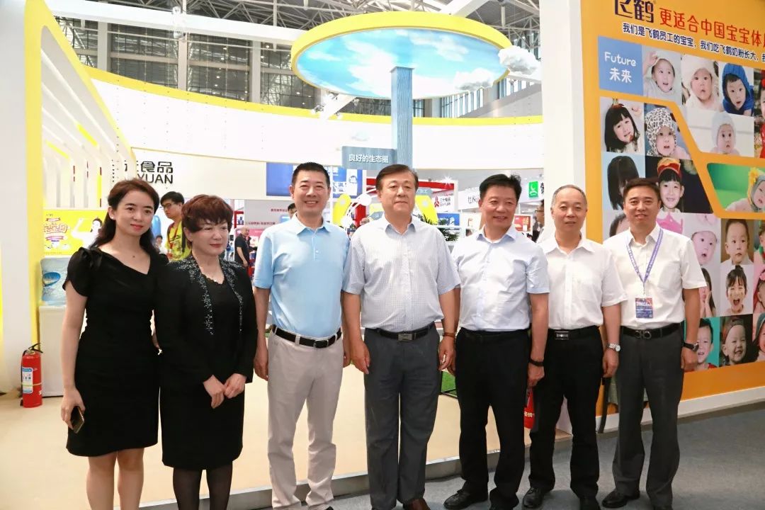 致敬祖国七十华诞飞鹤携手中国奶企谱写振兴篇章