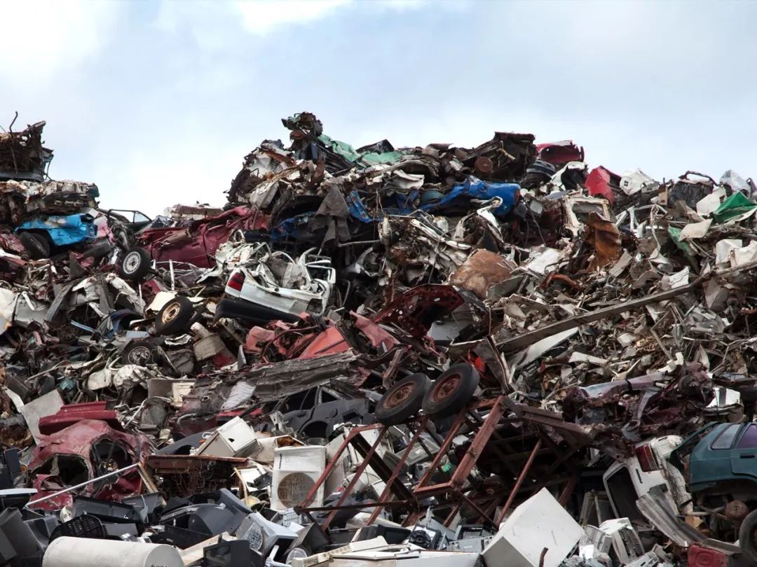 垃圾山上垃圾多垃圾桶前你和我