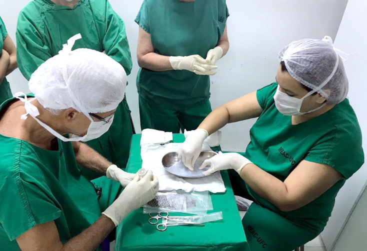 于是她去做了个大胆的转变,把自己变成女人,接受了变性手术,但由于之