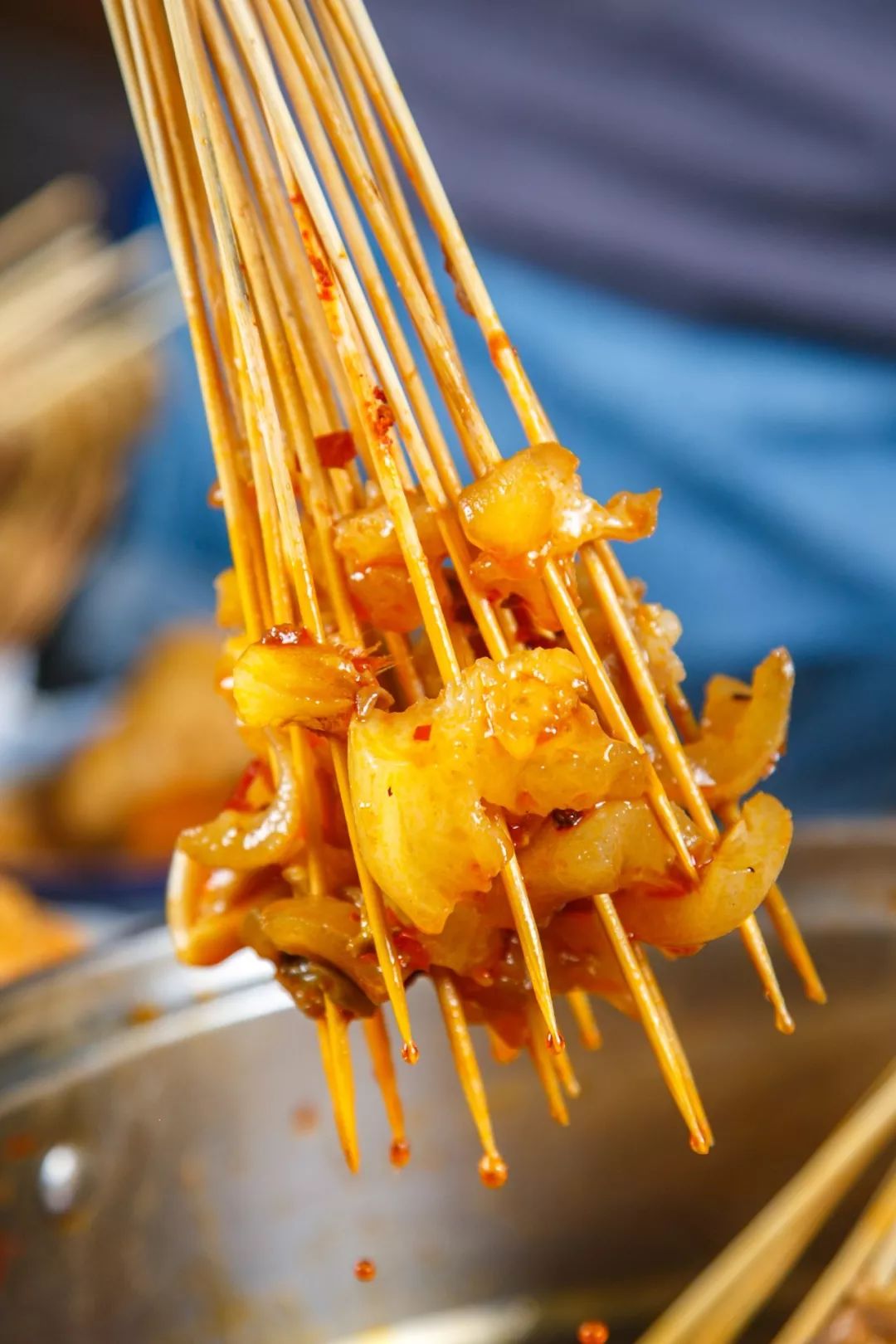 q弹软韧的牛筋下锅后立刻闪着晶莹剔透的光泽,入口即化!