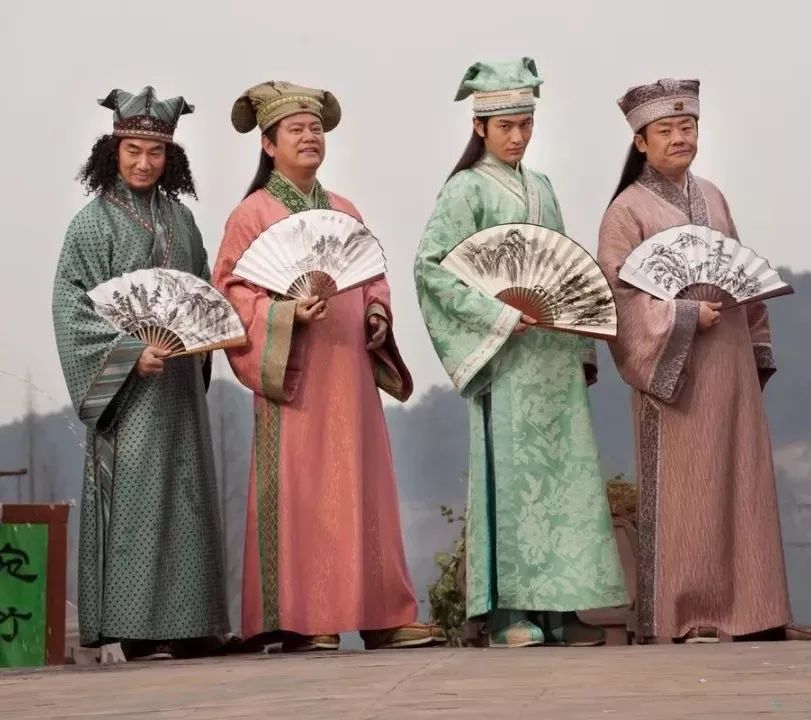 电影《唐伯虎点秋香》/关于折扇的起源众说纷纭.