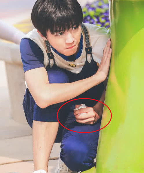 王俊凯调皮的样子被抓拍,手里的纸团成亮点,原因让网友惊讶!_观众