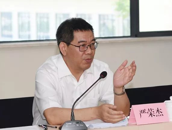 保税区召开党工委理论学习中心组(扩大)会议暨半年度工作会议_严荣杰