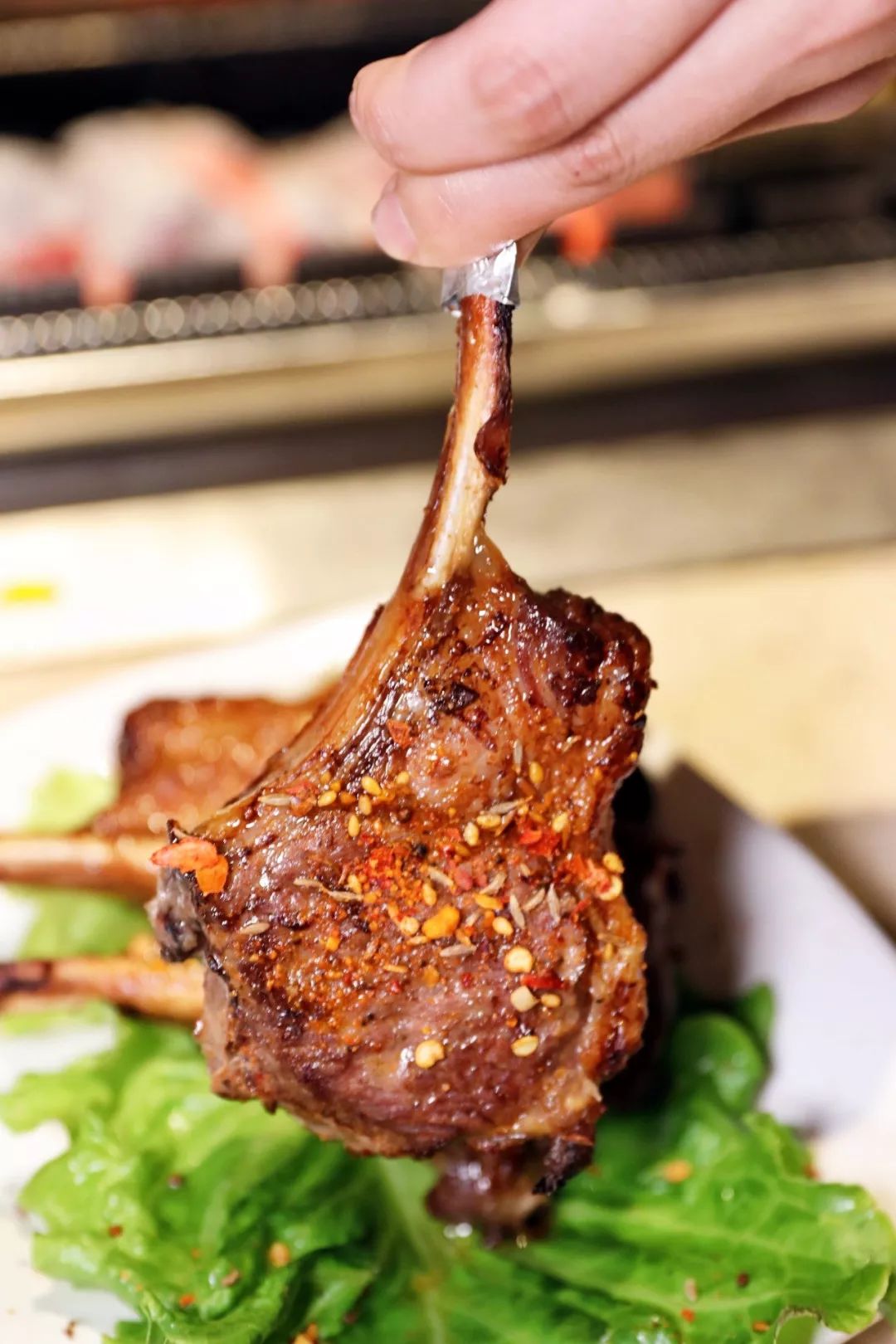 战斧小羊排是烤好直接上桌,羊排上的嫩肉既软又细致厚实,肉欲十足!