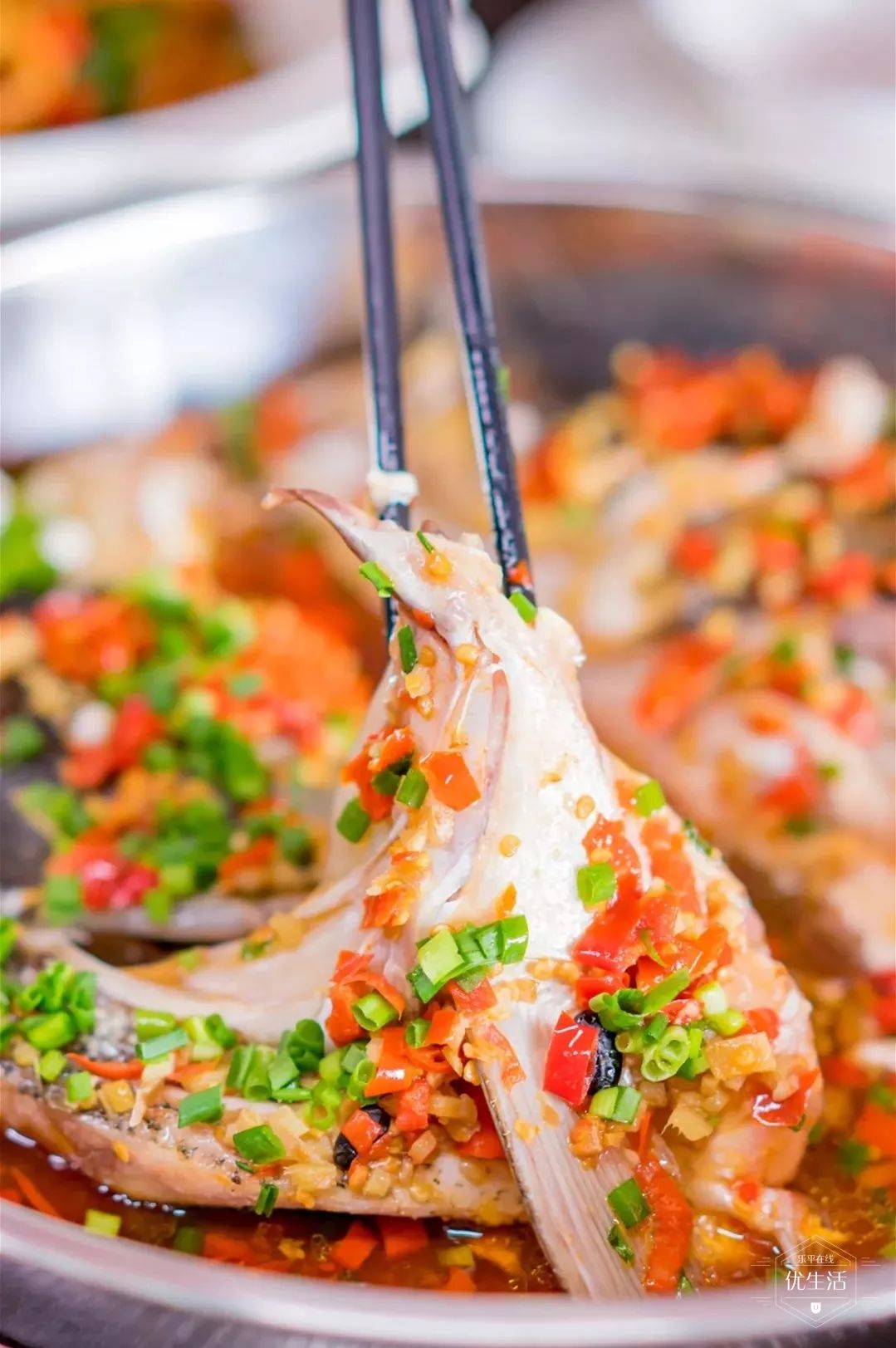 忍不住一口一口的吃鱼肉肉质嫩滑,夹带着剁椒的香辣鱼头的精髓当然就