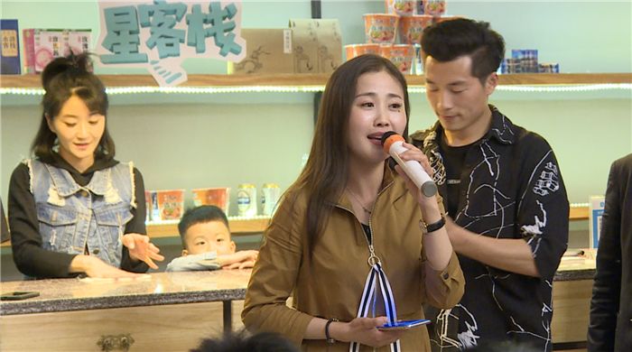 台儿庄古城星客栈翠霞和他逛街被拍周瑞累到吐血