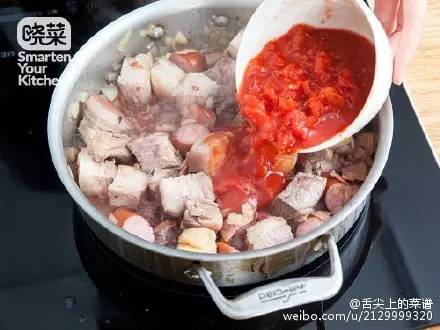盖上锡纸,小火慢炖一小时.出锅前撒上罗勒叶即可享用.