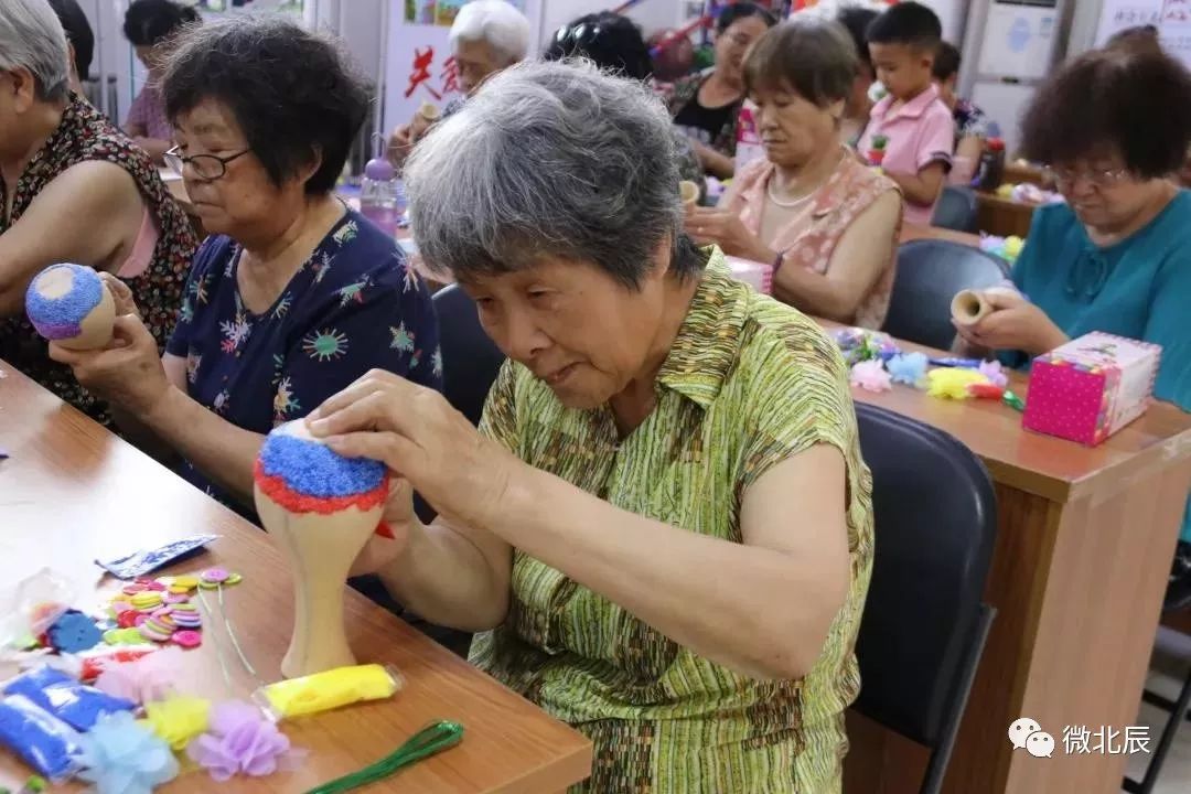 这群老人太可爱了手工diy制作雪花泥花瓶