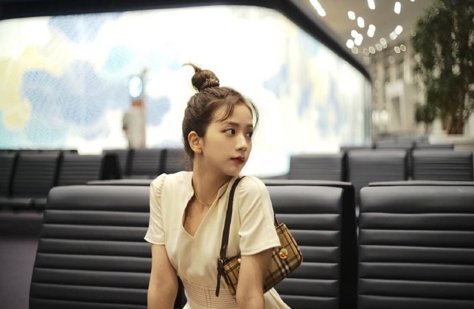 智秀ins更新绝美丸子头造型又高贵又甜美小公主美颜盛世