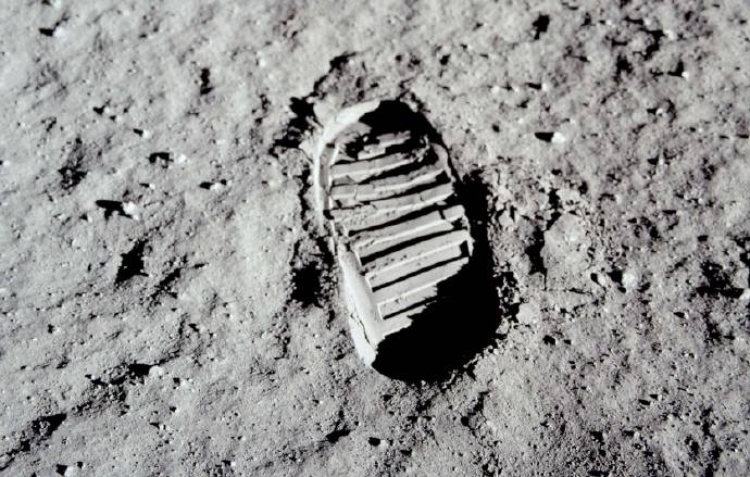 脚印|阿波罗登月“人类第一步脚印”：一张被严重误读50年的登月照片