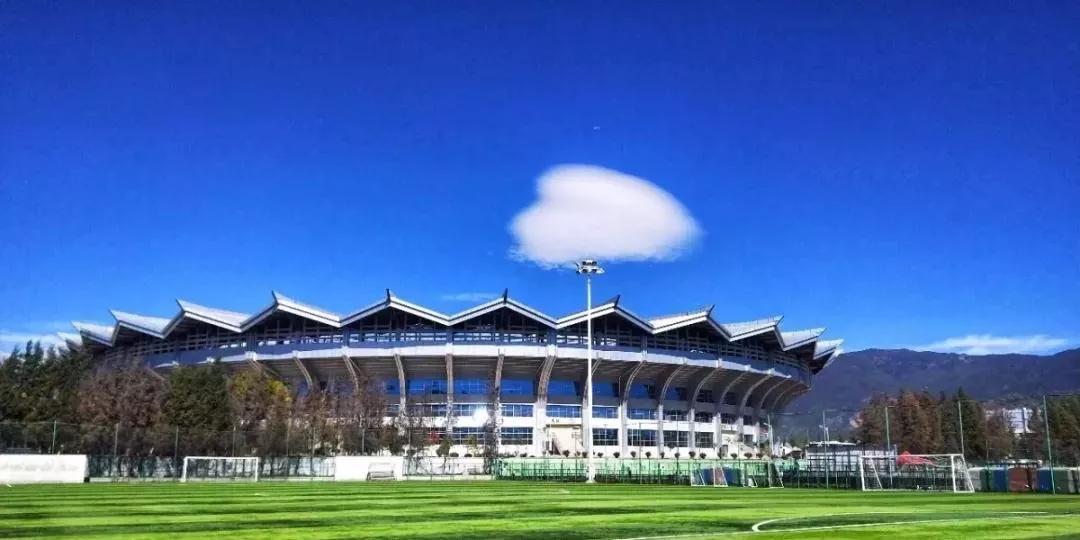 在丽江足球可谓是一项全民运动,在丽江市体育中心外场,十几支业余球队